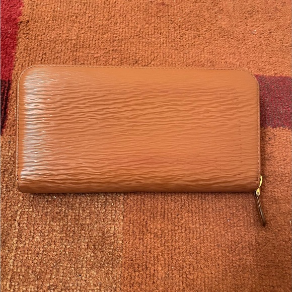 Prada Saddle Brown Saffiano Leather Zippy Wallet w/Authenticity Card & Gift Box - Picture 4 of 16